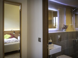 Shower, free toiletries, hair dryer, towels - Pensión Ciudadela (Barcelona)