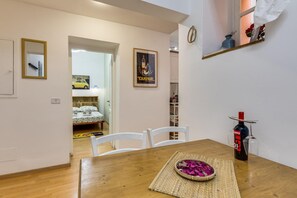 Dining - Gladiator's House (Rome)