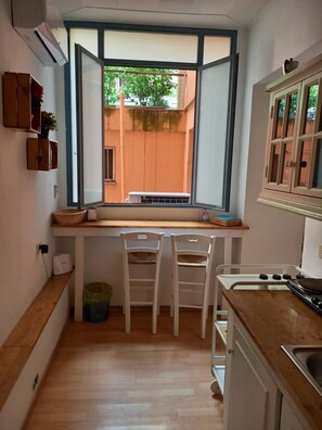 Grand réfrigérateur, cafetière/bouilloire