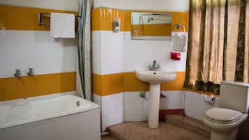 Kahden hengen standard-huone (yksi tai kaksi sänkyä), 1 parisänky, oma kylpyhuone | Kylpyhuone | Suihku, ilmaiset hygieniatuotteet, pyyhkeet