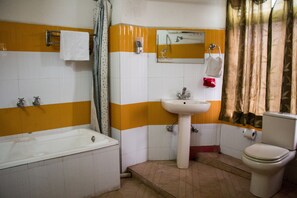Habitación estándar con 1 cama matrimonial o 2 individuales, 1 cama matrimonial, baño privado | Baño | Regadera, amenidades de baño gratuitas, toallas