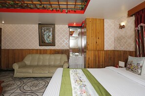 Habitación estándar con 1 cama matrimonial o 2 individuales, 1 cama matrimonial, baño privado | Ropa de cama