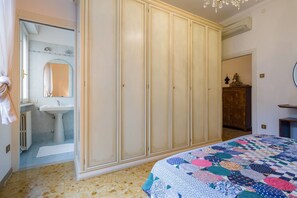 3 bedrooms, desk, iron/ironing board, free cots/infant beds - Residenza Novecento (Verona)