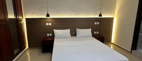 Cortinas blackout, wifi gratis y ropa de cama