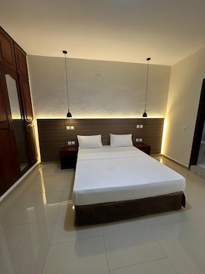 Cortinas blackout, wifi gratis y ropa de cama