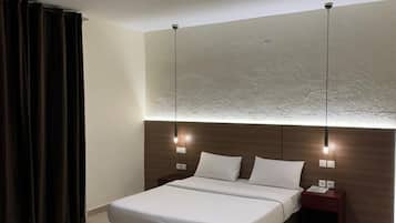 Cortinas blackout, wifi gratis y ropa de cama