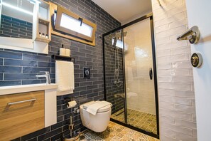 Deluxe Double Room | Bathroom | Shower, free toiletries, hair dryer, slippers - Octo Bozcaada (Bozcaada)