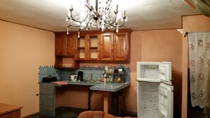 Chambre Exécutive, 2 chambres, coin cuisine, vue ville | Coin cuisine privé | Réfrigérateur, micro-ondes, plaque de cuisson, cafetière/bouilloire