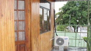 Un interior de madera con suelo de baldosas, una puerta y una ventana.