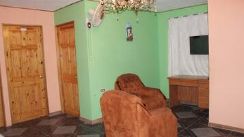 Habitación ejecutiva, 2 habitaciones, cocineta, vista a la ciudad | Sala de estar | Televisión LED de 32 pulgadas con canales por cable y televisión