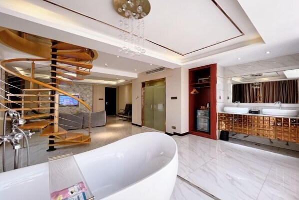 A modern bathroom with a freestanding bathtub, a wooden spiral staircase, and a vanity with multiple sinks. - Sweet World Hotel (Foshan Jihuayuan, Zumiao) (Foshan)