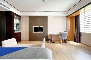 A hotel room with a bed, a desk, a TV, and a wardrobe. - Sweet World Hotel (Foshan Jihuayuan, Zumiao) (Foshan)