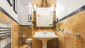 Shower, free toiletries, hair dryer, slippers - Nobildonne Relais (Rome)