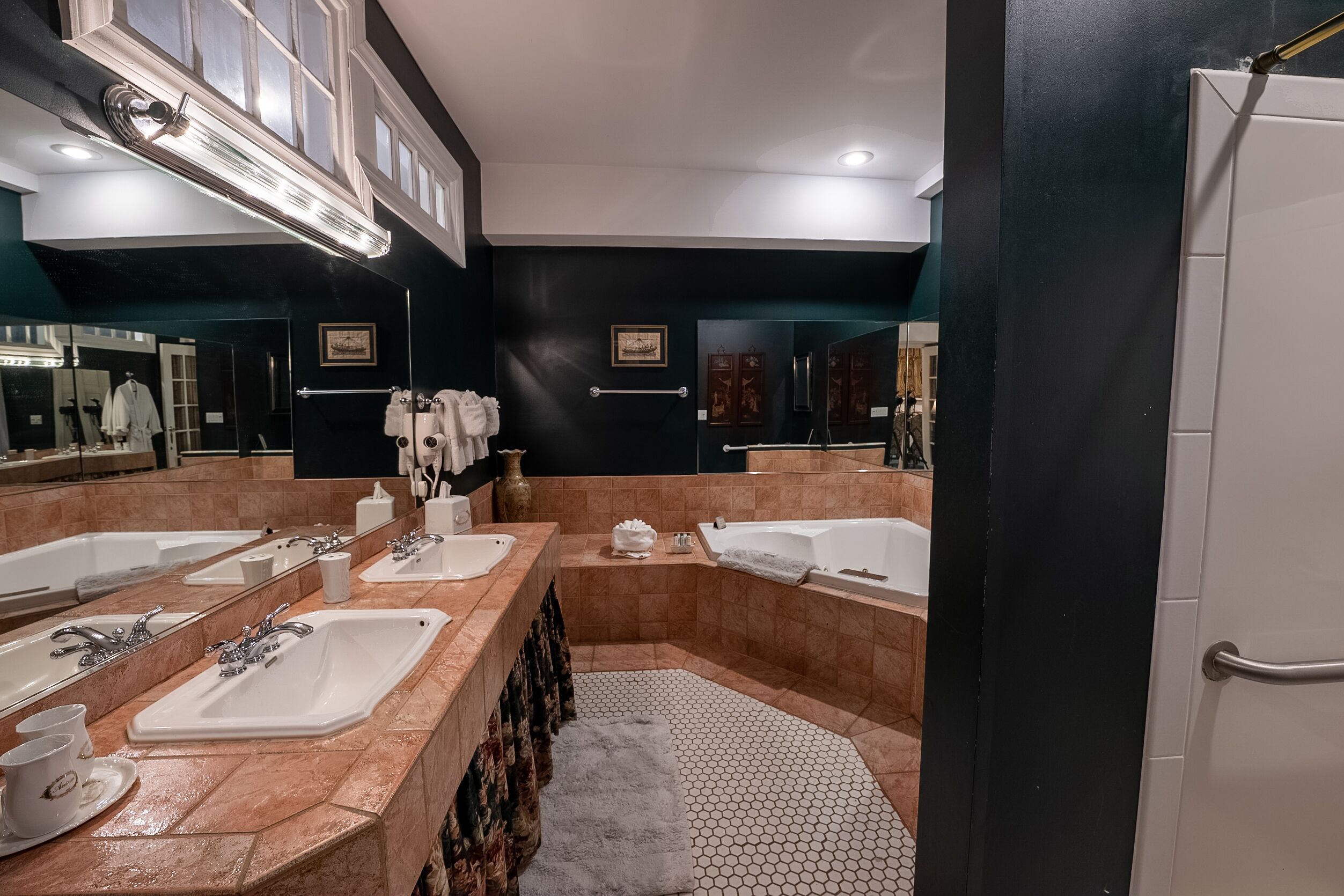 suite (grant) | hypo-allergenic bedding, down duvets, individually decorated