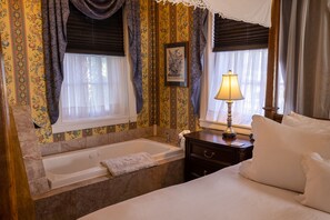 Cottage (Room) | Badkamer | Een haardroger, badjassen, handdoeken