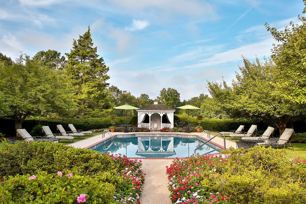 حمّام سباحة خارجي موسمي، مظلات على حمّام السباحة، مقاعد للتشمس