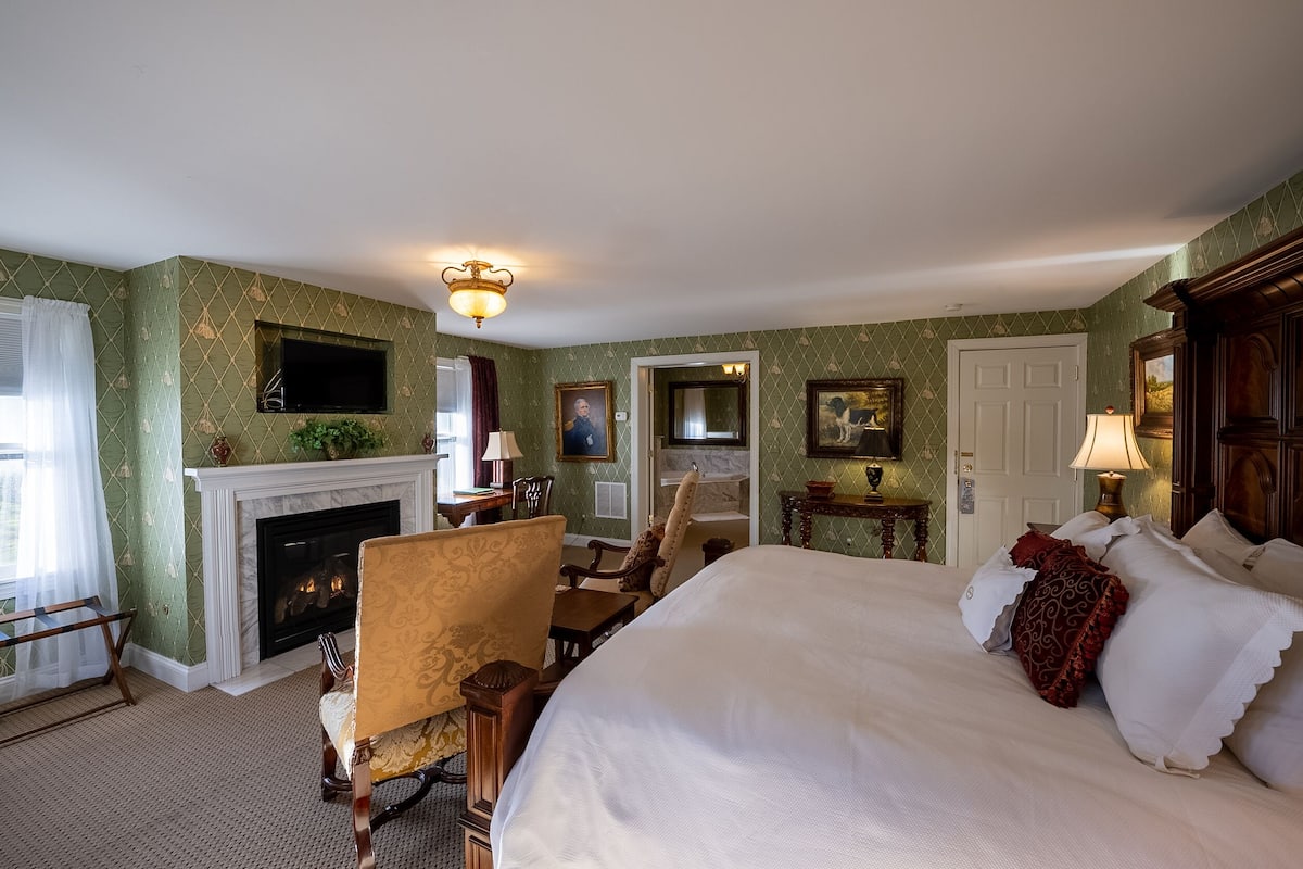 Room (Winifield Scott) | Hypo-allergenic bedding, down comforters, individually decorated