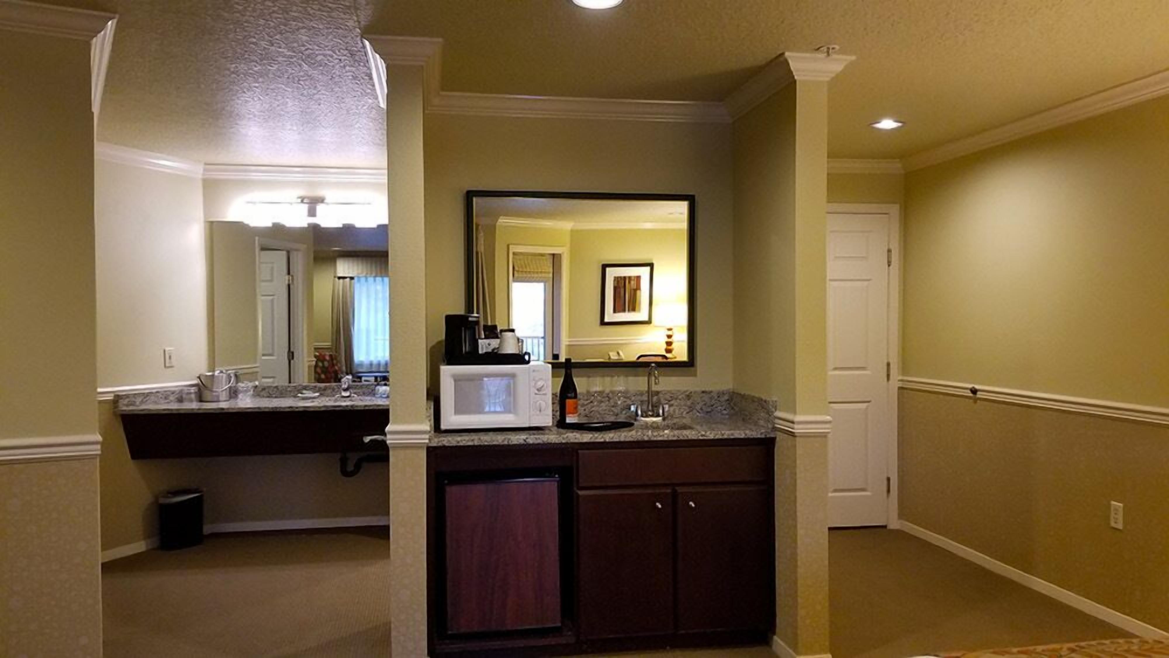 room, 1 king bed, lake view, lakeside (oversized) | room amenity