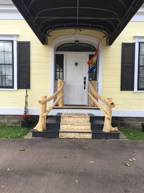 Property entrance - Jardine's Inn (Rexton)