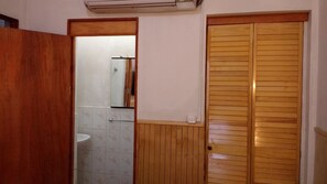 Habitación triple estándar | Baño | Toallas
