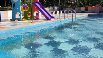 Hồ bơi ngoài trời