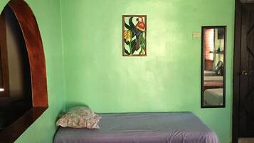 Estudio tradicional, varias camas, terraza, vistas al mar | Escritorio, tabla de planchar con plancha, wifi gratis