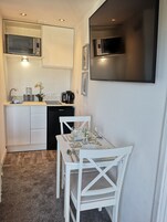 Estudio, baño privado | Interior