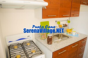 Refrigerador con congelador, horno, utensilios de cocina y congelador