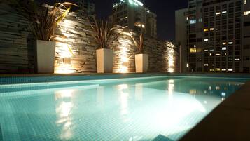 Piscina all'aperto, con ingresso dalle 09:00 alle 20:00, lettini