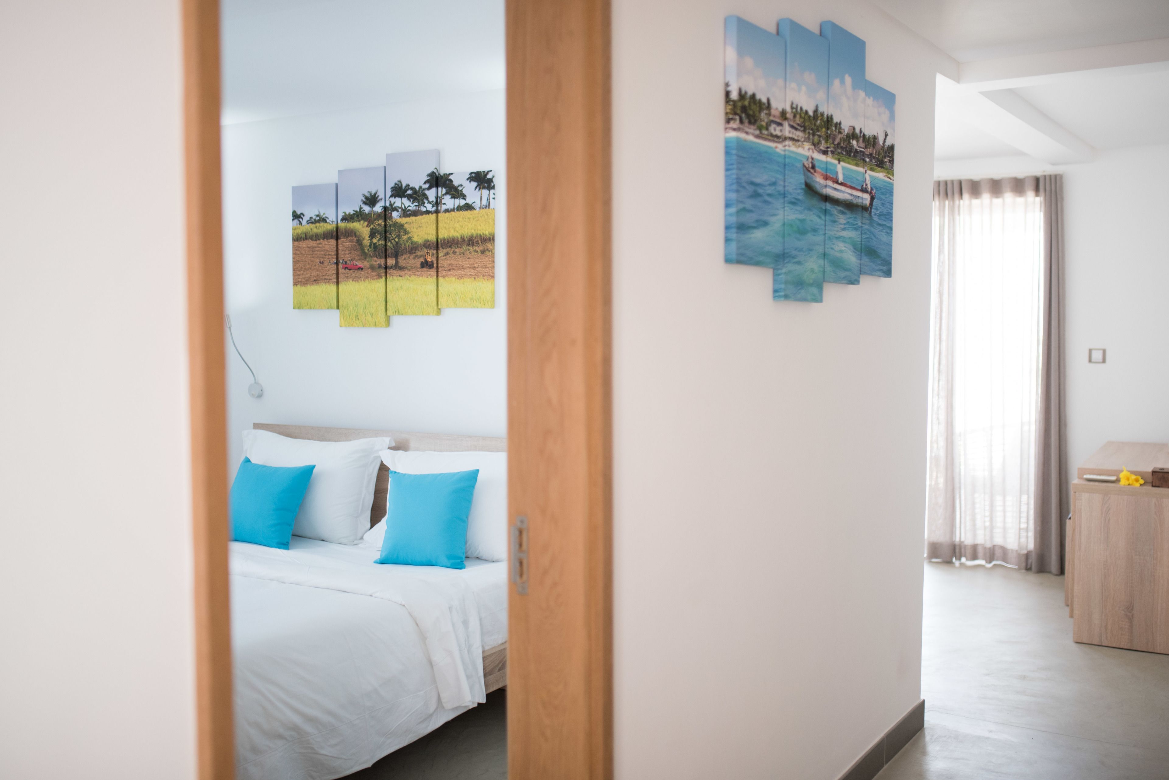 family room | in-room safe, soundproofing, free wifi, bed sheets