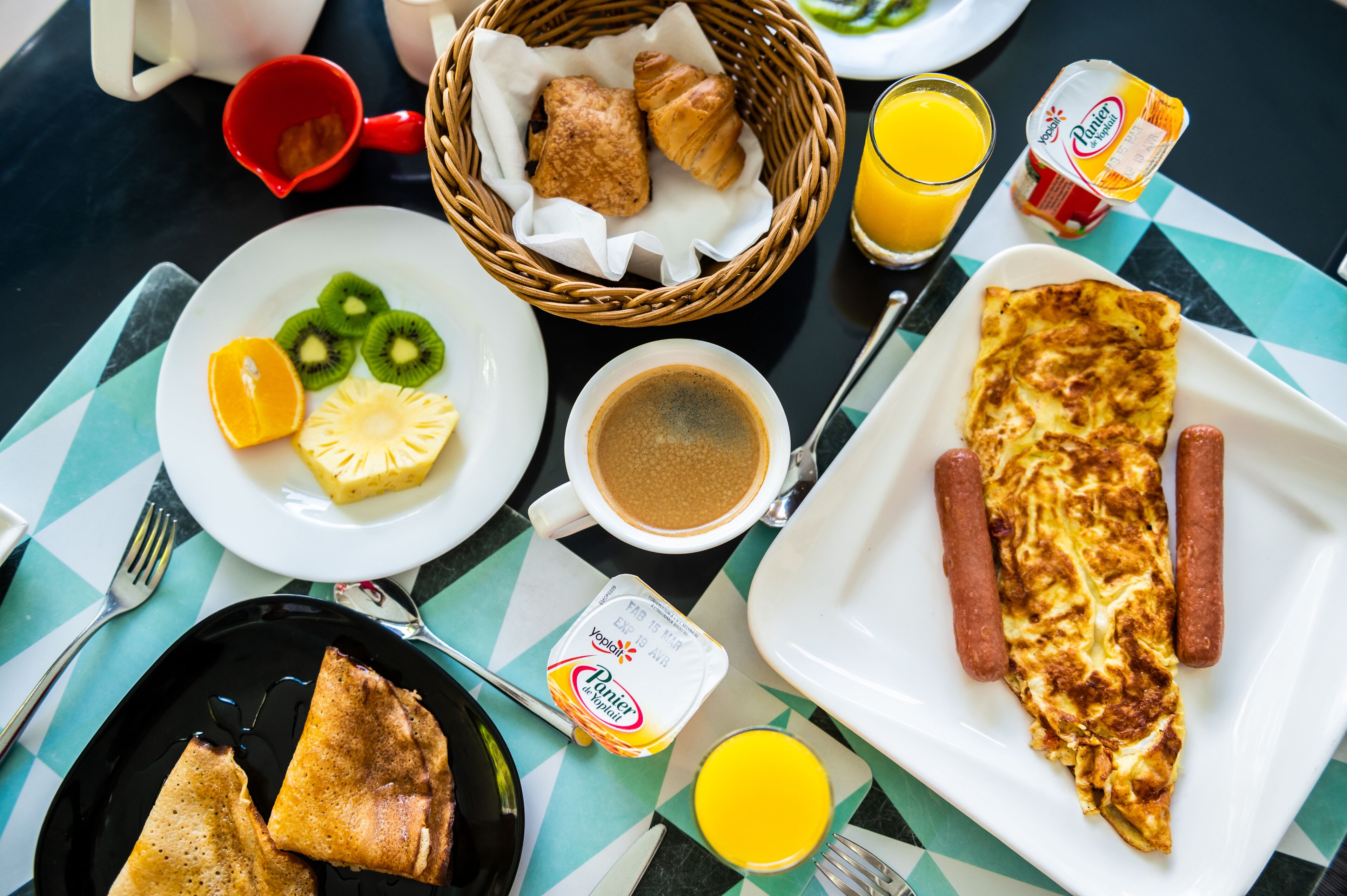 daily continental breakfast (eur 8.5 per person)