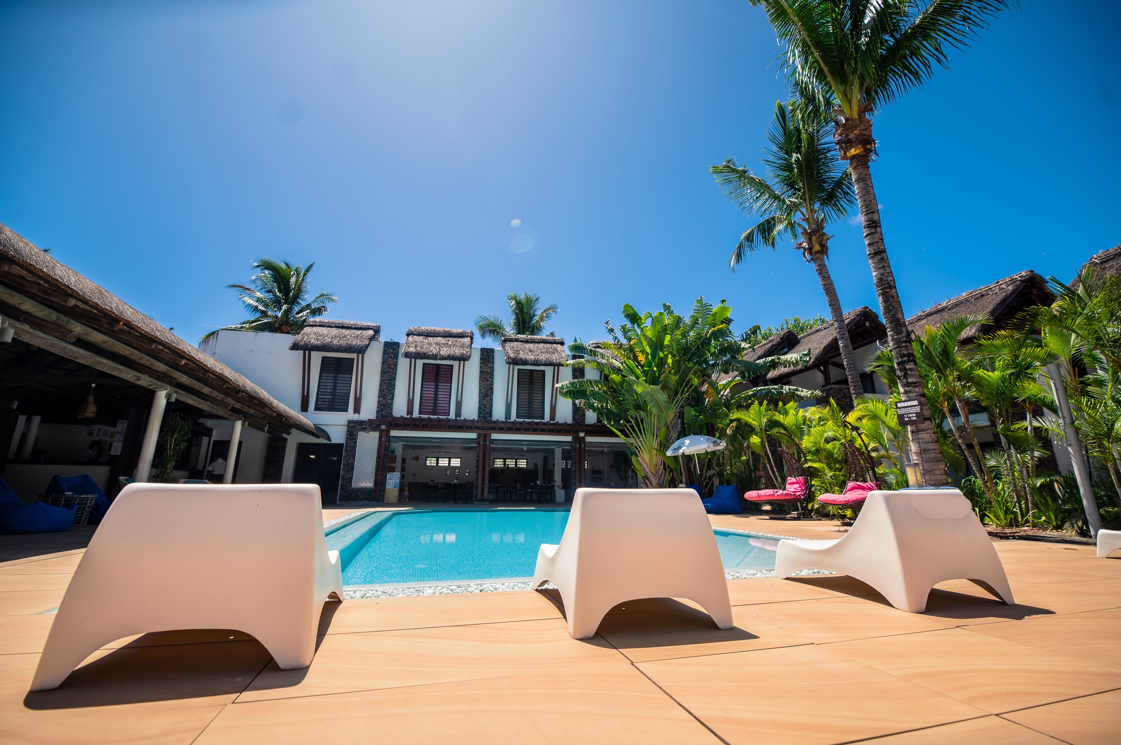 حمّام سباحة خارجي، مقاعد للتشمس