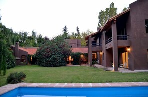 Piscine extérieure, chaises longues