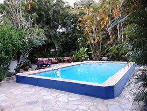 Outdoor pool, sun loungers - Pousada Alicia Búzios (Búzios)