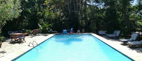 حمّام سباحة خارجي، مقاعد للتشمس