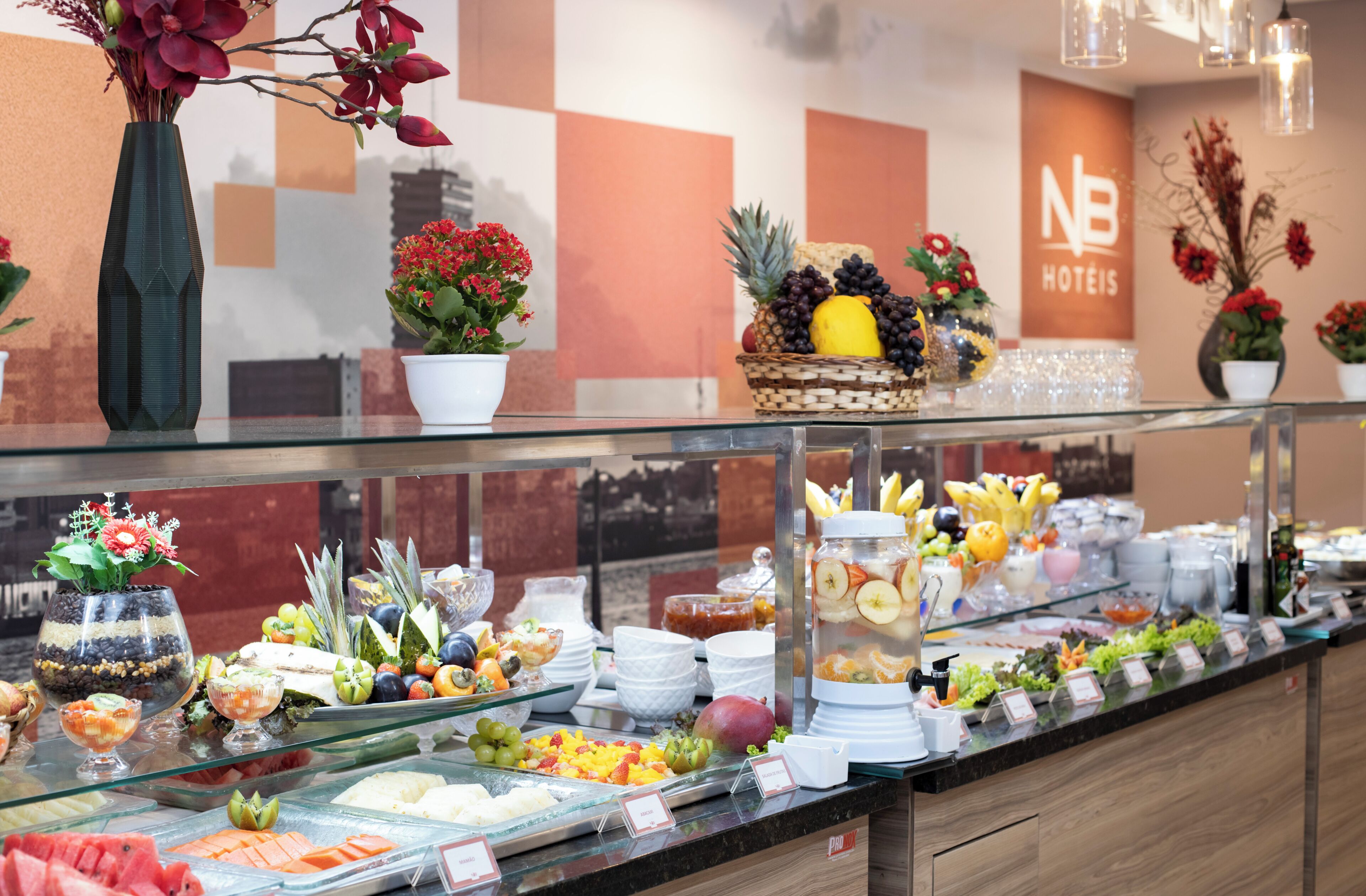 Un bufé con diversas frutas, verduras y bebidas.