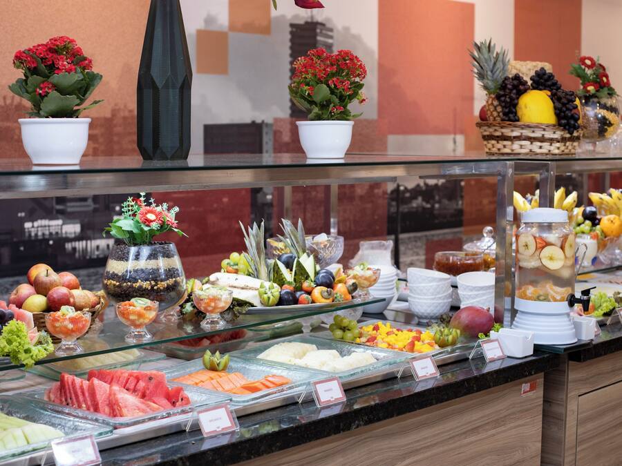 Un bufé con frutas, verduras y postres variados.