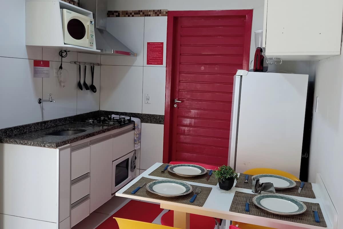 Réfrigérateur, four à micro-ondes, un four, surface de cuisson