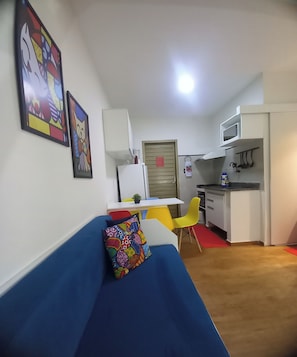 Apartamento empresarial, 1 quarto, cozinha, vista para o jardim | Área de estar | TV LED 32 polegadas com canais digitais, TV