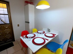 Apartamento 10 | Cocina privada | Refrigerador, microondas, horno y parrilla de estufa 