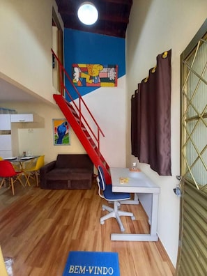 Apartamento família, 1 quarto, cozinha, vista para o jardim | Área de estar | TV LED 32 polegadas com canais digitais, TV