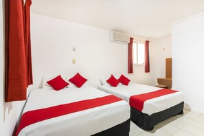Kamar Standar (Three beds) | Meja kerja, kedap suara, setrika/meja setrika, dan Wi-Fi gratis