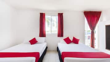 Habitación estándar, 2 camas matrimoniales | Escritorio, insonorización, tabla de planchar con plancha y wifi gratis