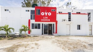 A building with a red sign reading "OYO LOS CEDROS". - OYO Hotel Cedros (Campeche)