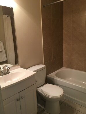 Suite, 2 camas de matrimonio, cocina básica | Baño | Ducha y bañera combinadas y artículos de higiene personal gratuitos