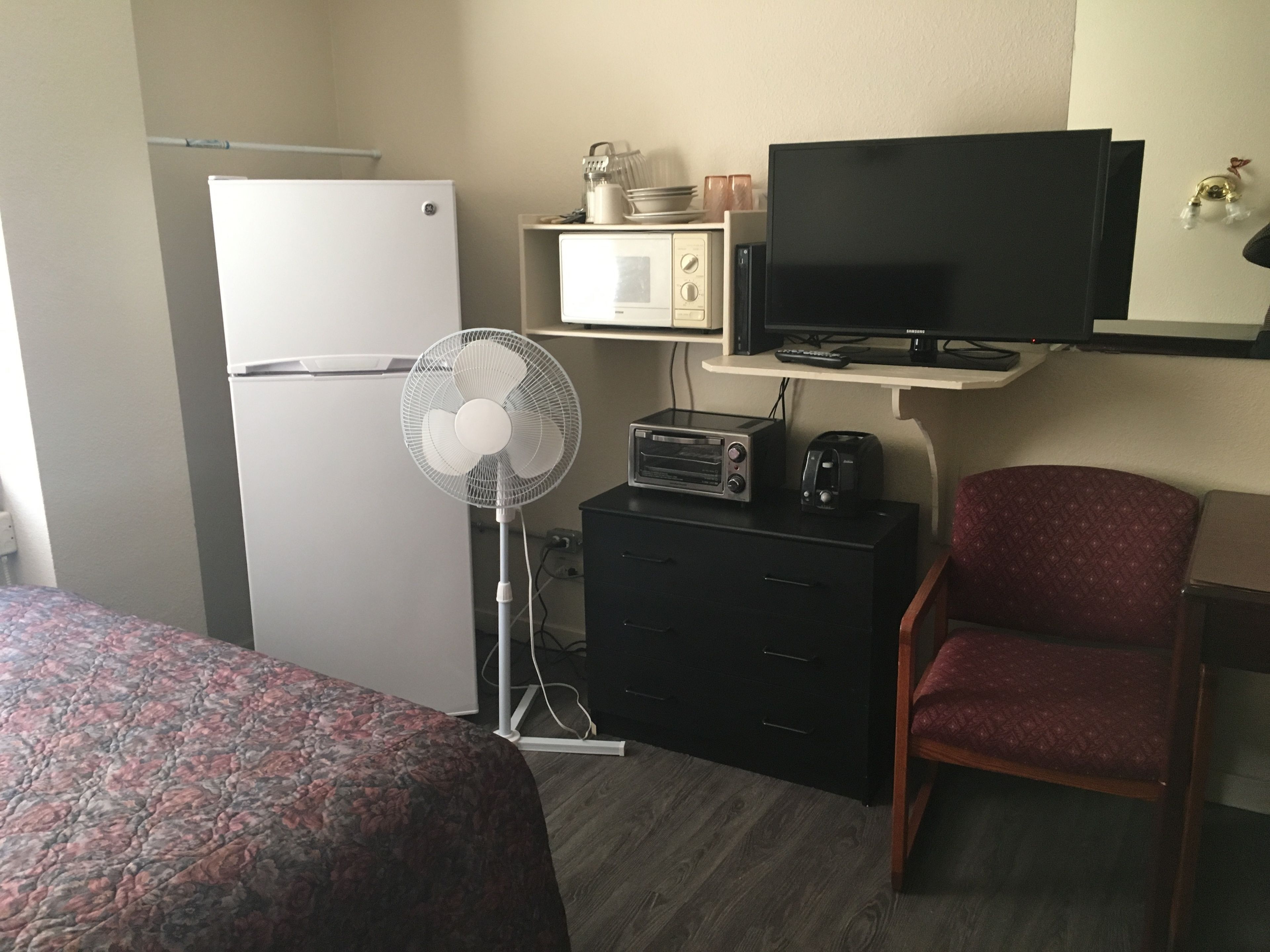 Desk, free wired internet, bed sheets