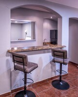 Escritorio y espacio para trabajar con laptop 