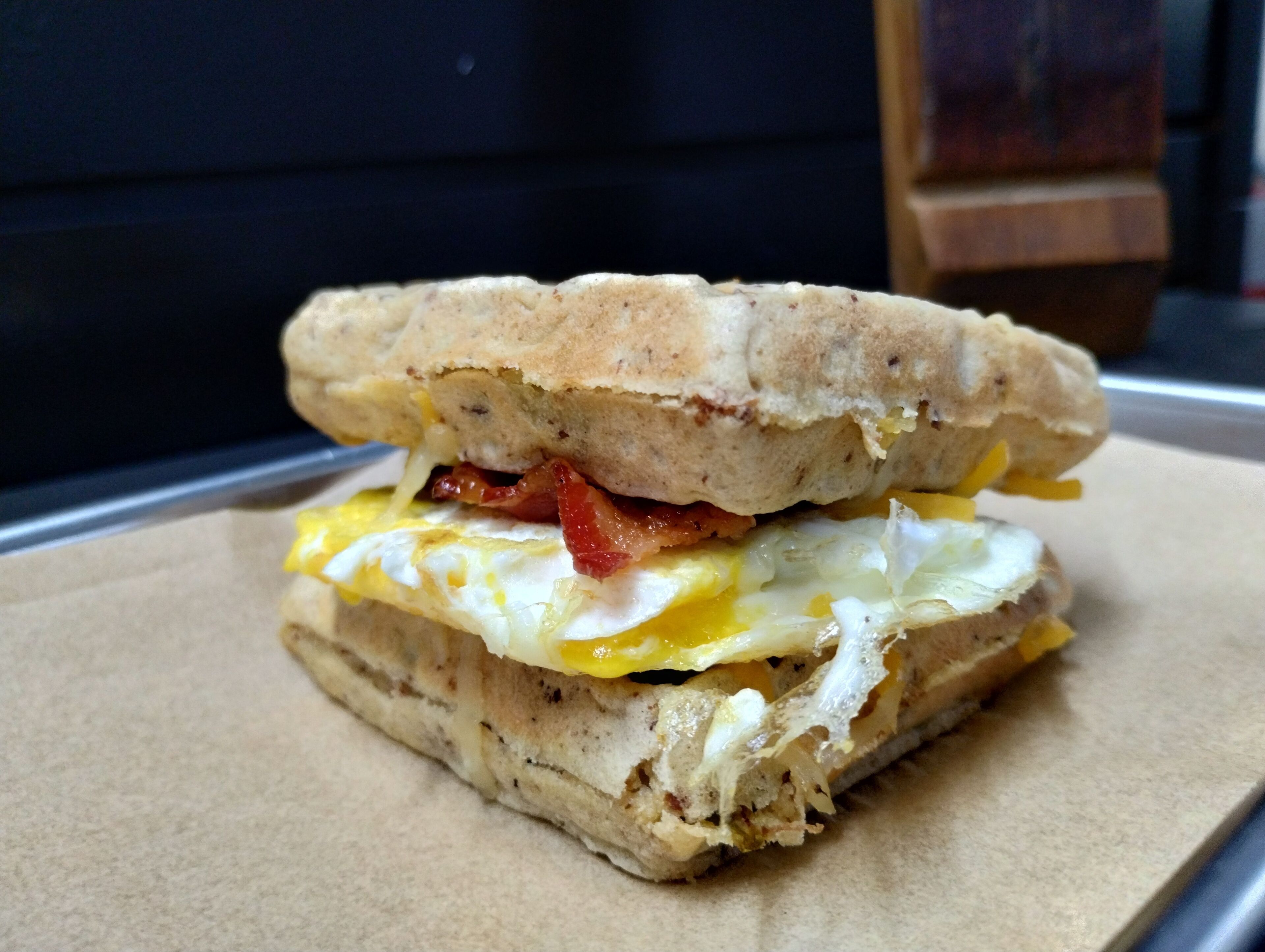 Un sándwich de desayuno sobre un plato de papel.