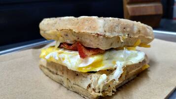 Un sándwich de desayuno sobre un plato de papel.