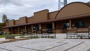 A building with a flat roof and a covered porch area. - Kapp and Kappy B&B (Kissimmee)